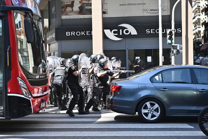Dura represión contra los trabajadores de Fate frente a la Secretaría de Trabajo