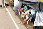 Familias tucumanas duermen al costado de la ruta, luego de perder todo en las inundaciones