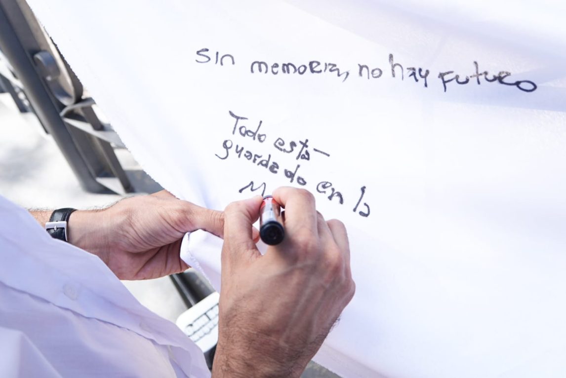 “Florecerán pañuelos”: convocan a dejar mensajes en la Plaza Libertad por el Día de la Memoria
