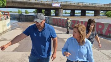 Fuentes supervisó trabajos de refuerzo en la costanera ante la crecida del río Dulce