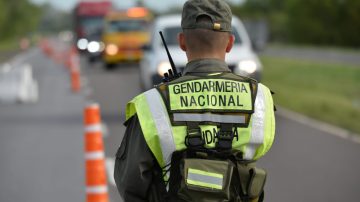Tres gendarmes, procesados por extorsión: exigieron $80.000 a una familia en un falso control