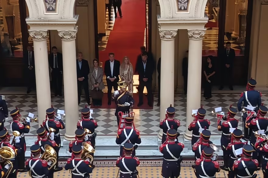Insólito festejo: Granaderos tocaron ABBA en Casa Rosada por el cumpleaños de Karina Milei