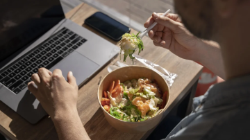 Informe de la UCA asegura que 6 de cada 10 trabajadores se saltean comidas por falta de dinero