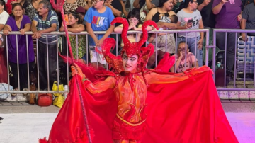 Carnaval 2026: Un Chiqui de la Gente “endiablado” fue la atracción en el corso de la costanera