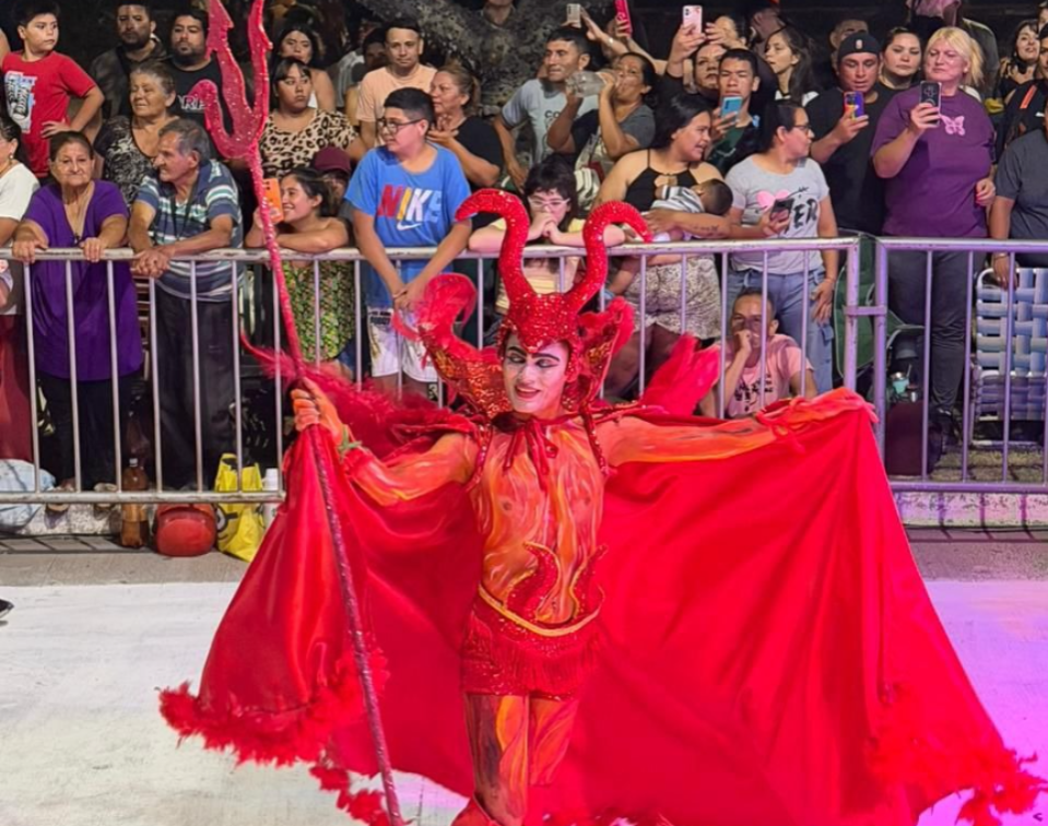 Carnaval 2026: Un Chiqui de la Gente “endiablado” fue la atracción en el corso de la costanera
