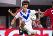 Vélez le ganó a Estudiantes en La Plata y manda en soledad en la zona A