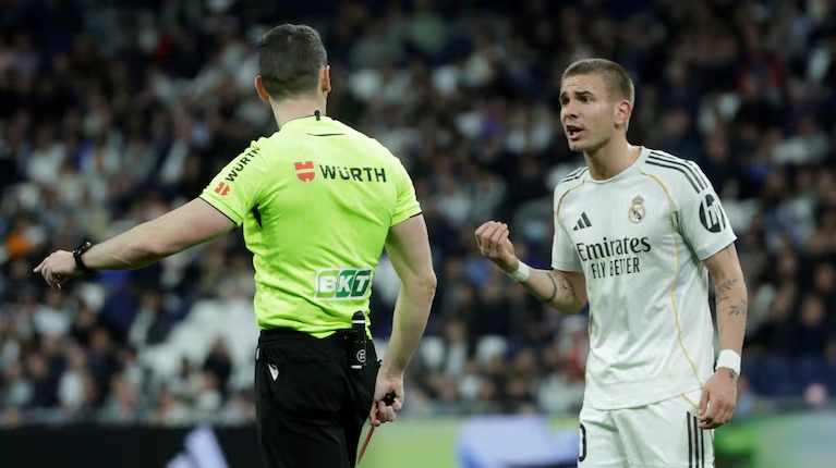 Franco Mastantuono se fue expulsado y silbado del Bernabéu en la derrota del Real Madrid