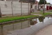 “Tenemos una cloaca a cielo abierto”: vecinos del 8 de Abril denuncian aguas servidas en plena calle