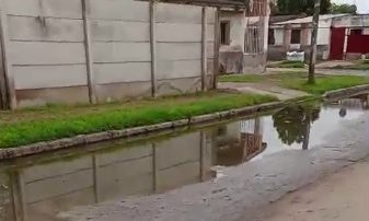 “Tenemos una cloaca a cielo abierto”: vecinos del 8 de Abril denuncian aguas servidas en plena calle