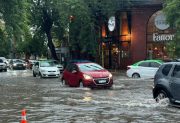 Caos en el tránsito en el centro por calles anegadas por la lluvia que no para