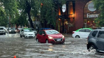 Caos en el tránsito en el centro por calles anegadas por la lluvia que no para