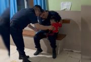 Corrió a la Comisaría porque su hijo casi no respiraba: los policías le salvaron la vida 