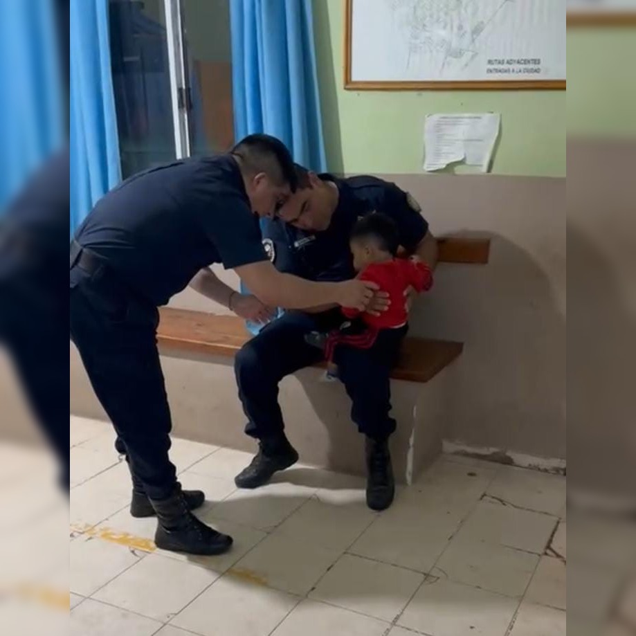 Corrió a la Comisaría porque su hijo casi no respiraba: los policías le salvaron la vida 