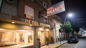 Escaparon sin pagar $720 mil de hotel y cayeron cuando intentaban huir en la terminal