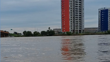 Imponente paso del Río Dulce a la altura del Parque Aguirre luego de las derivaciones de Termas