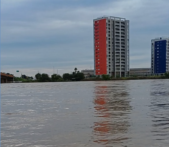 Imponente paso del Río Dulce a la altura del Parque Aguirre luego de las derivaciones de Termas