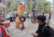 El papá más tierno: se disfrazó de dinosaurio y sorprendió a su hija por sus 15 a la salida del colegio