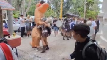 El papá más tierno: se disfrazó de dinosaurio y sorprendió a su hija por sus 15 a la salida del colegio