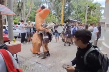 El papá más tierno: se disfrazó de dinosaurio y sorprendió a su hija por sus 15 a la salida del colegio