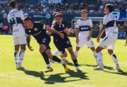 Independiente de Rivadavia le ganó sobre el final a Gimnasia y se mantiene en la punta de la zona B