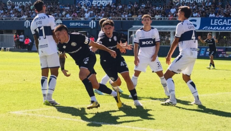 Independiente de Rivadavia le ganó sobre el final a Gimnasia y se subió a la punta de la zona B