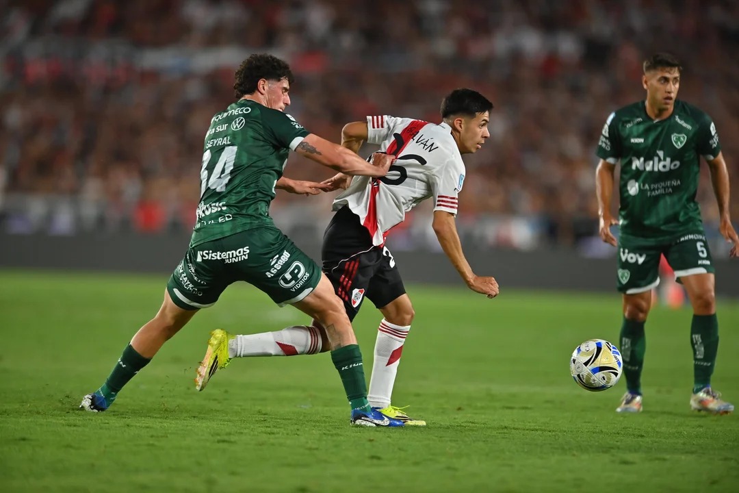 EN VIVO: River le gana a Sarmiento por 2 a 0 en el debut del Chacho Coudet en el Monumental