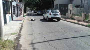 Vecinos rellenan los baches con escombros ante la inacción de su Municipio