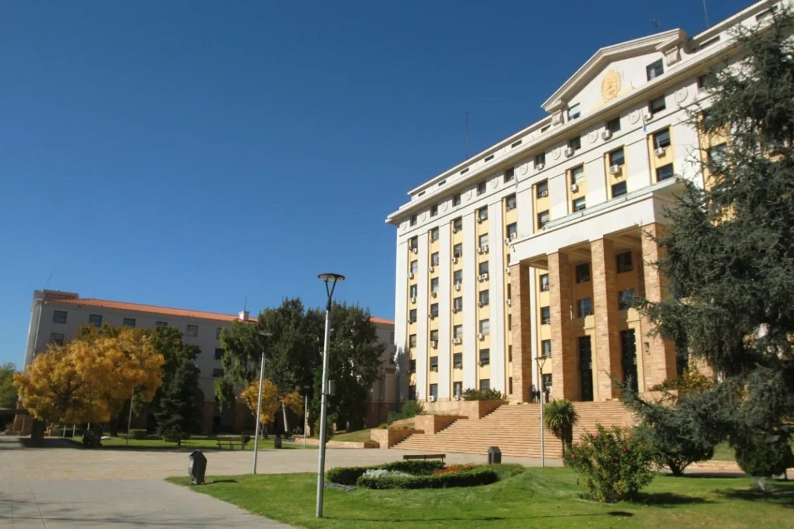 Un ministerio del Gobierno de Mendoza gastará más de $6,5 millones en una cafetera y un ablandador de agua