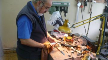 Raúl Bertoli, el artesano en cuchillos que convierte la materia en identidad santiagueña