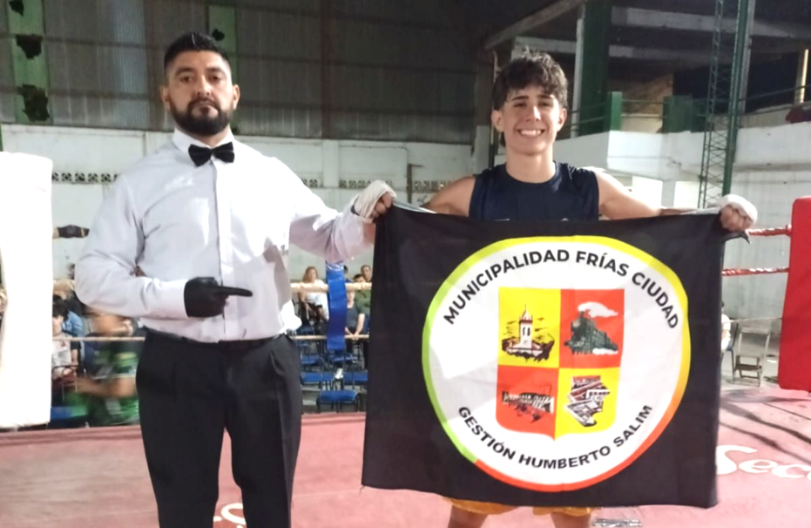 El friense Simón Ramírez debutó en el ring con un triunfo unánime en Santiago