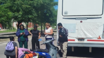 B° Ejército Argentino: motociclista se llevó puesto un colectivo estacionado en Avenida Belgrano