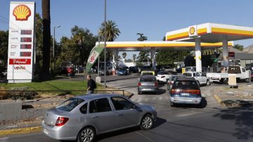 Chile aumentó los combustibles hasta 62% por la suba del petróleo y se registran filas masivas y reclamos por el impacto económico