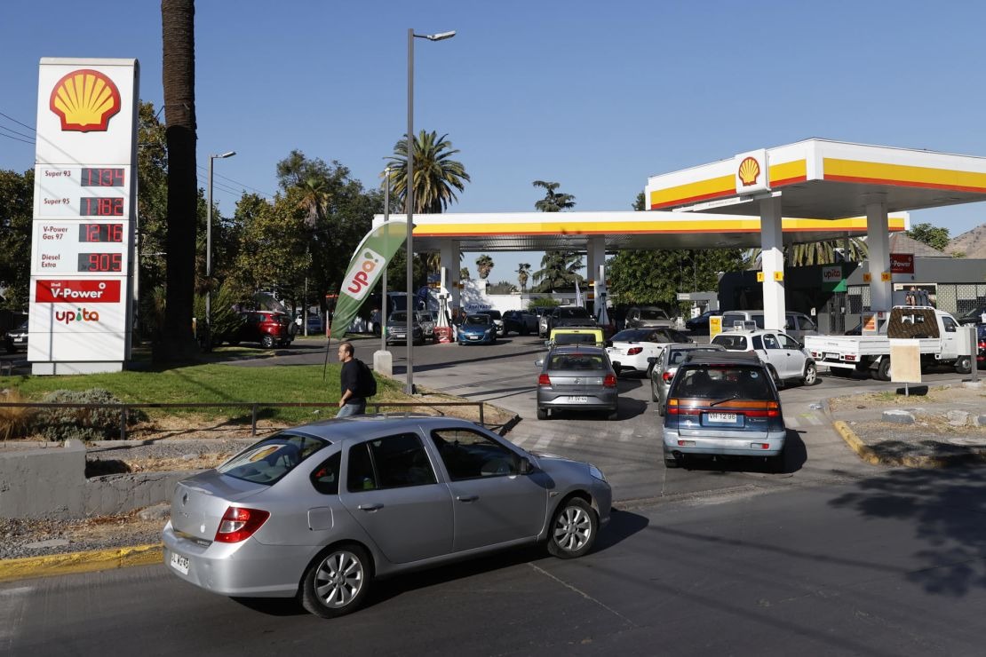 Chile aumentó los combustibles hasta 62% por la suba del petróleo y se registran filas masivas y reclamos por el impacto económico