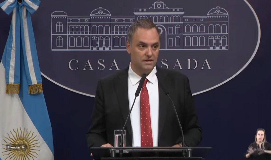 Adorni evitó responder por sus viajes y anunció un paquete de reformas para el Congreso