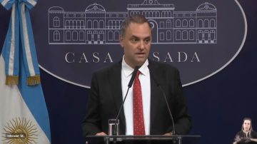 Adorni evitó responder por sus viajes y anunció un paquete de reformas para el Congreso