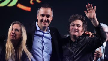 Milei blinda a Adorni en el Congreso y vuelve al debate académico