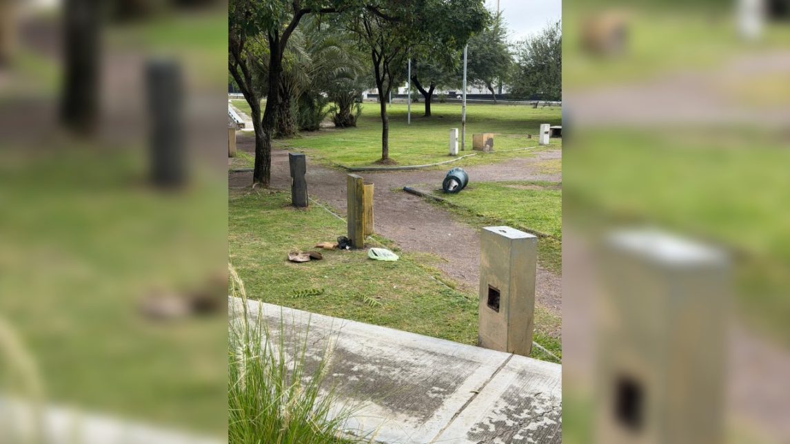 FOTOS. Denuncian destrozos y basura en la plaza Absalón Rojas