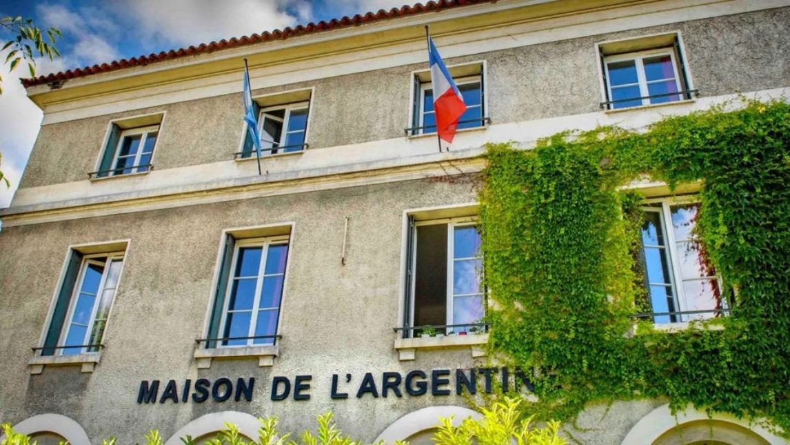 Polémica internacional: cuestionan a la Casa Argentina en París por prohibir actos del 24 de marzo y retirar una placa por los desaparecidos