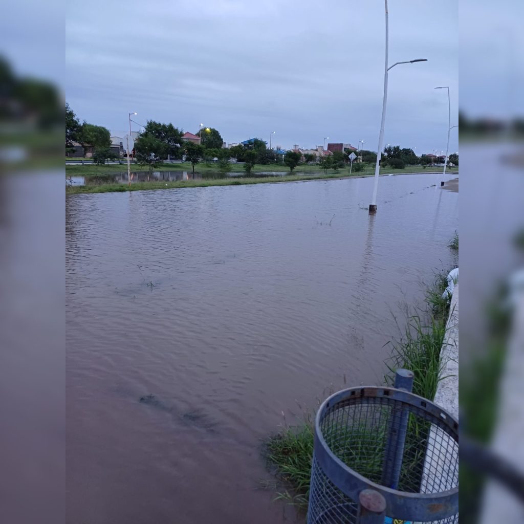 Hubo un leve retroceso del agua, pero continúa cortado el tránsito en la Costanera Diego Maradona