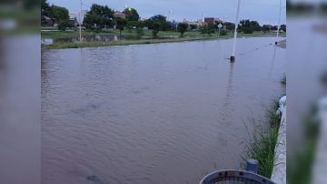 Hubo un leve retroceso del agua, pero continúa cortado el tránsito en la Costanera Diego Maradona