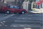 “Es una constante”: quejas de vecinos por el mal estacionamiento de vehículos