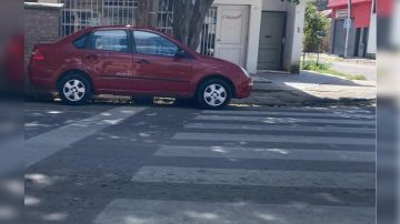 “Es una constante”: quejas de vecinos por el mal estacionamiento de vehículos