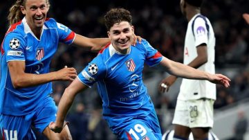 Atlético cayó ante Tottenham, pero avanzó con Julián Álvarez como figura