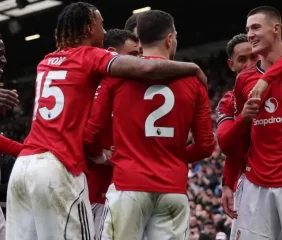 Manchester United venció al Aston Villa del Dibu Martínez y se metió en zona de Champions