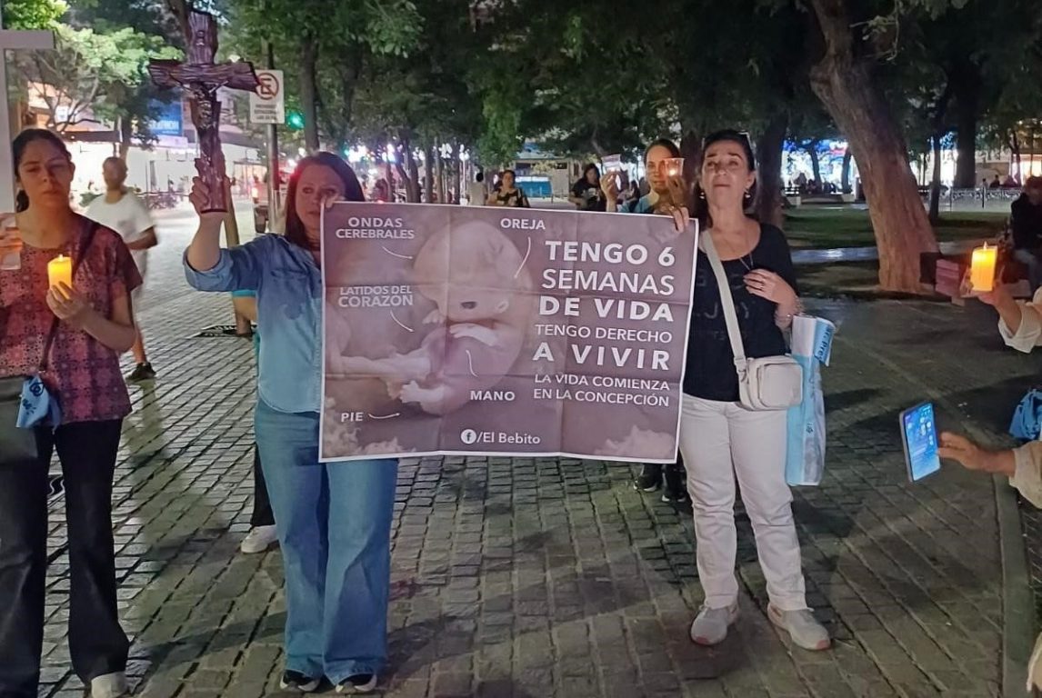La Plaza Libertad llena de fe: mujeres rezaron el rosario en honor al Niño por Nacer