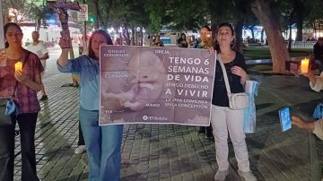 La Plaza Libertad llena de fe: mujeres rezaron el rosario en honor al Niño por Nacer