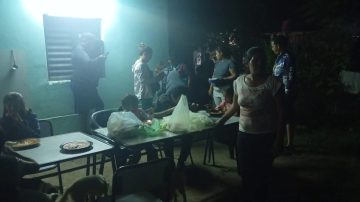 Entre el agua y el miedo: vecinos del Salta Prolongación se quedan a cuidar lo poco que tienen