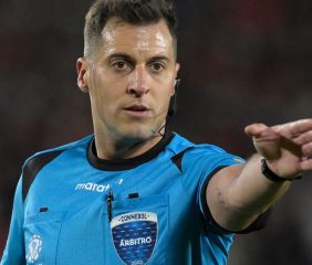 Conmebol confirmó los árbitros para los debuts internacionales de Boca y River