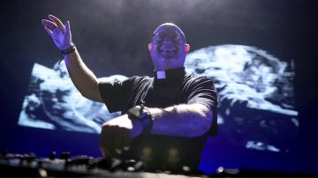 Viralizan al cura dj que homenajeará al Papa Francisco con música techno