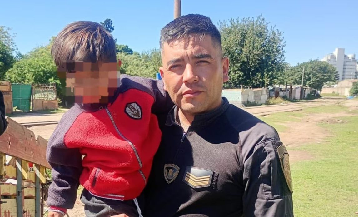 VIDEO | Un valiente policía evitó que un tren arrolle a un niño de 3 años que jugaba en las vías